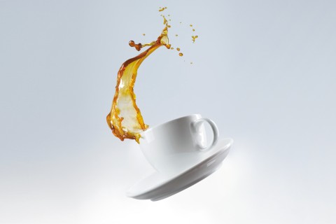 fallende Kaffeetasse