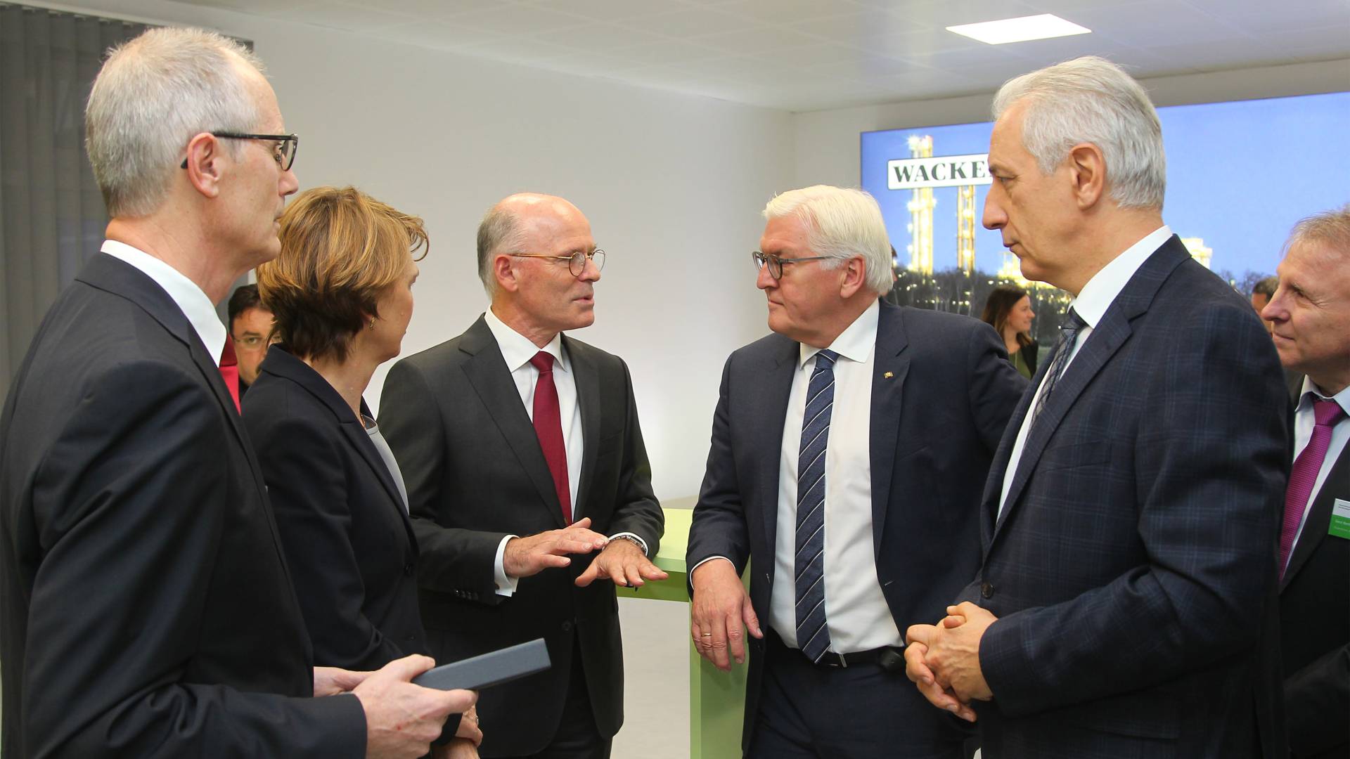 VIP guests talking with the German president