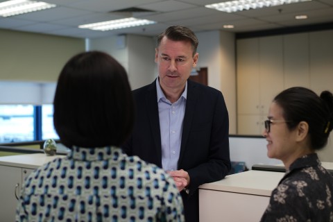 Lars Nordblom with two employees at WACKER Southeast Asia