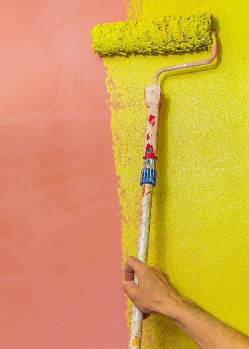 用滚漆筒涂刷彩色墙面