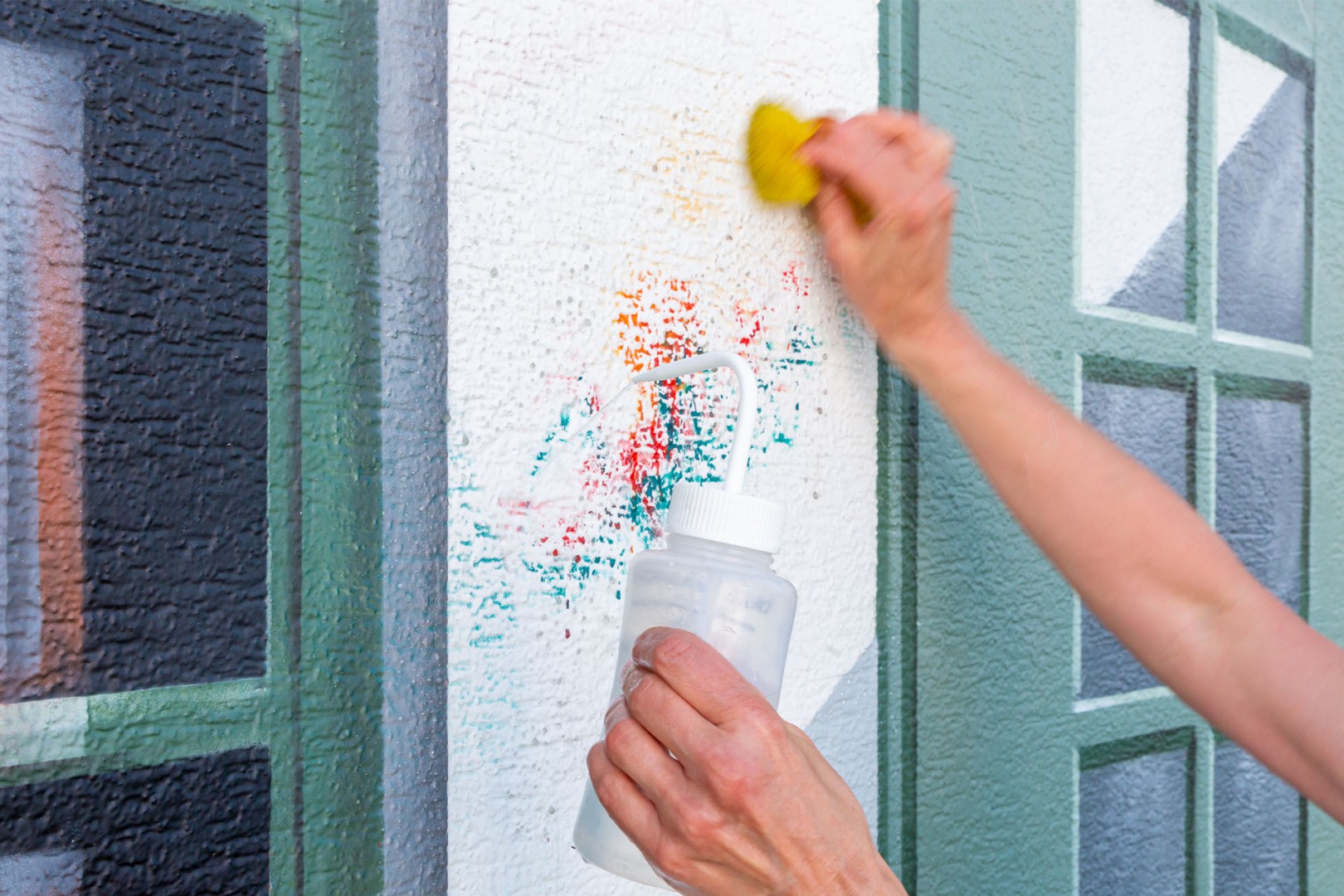 05 实践的考验：用水和清洁海绵可轻松移除墙面壁画上的恶意涂鸦；有机硅保护膜可清洗20多次而毫无损伤。 