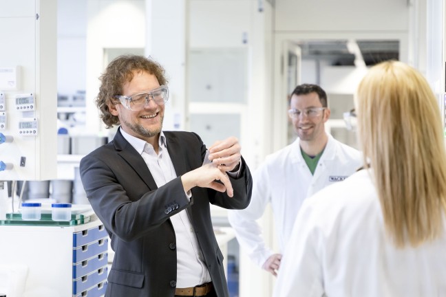 Dr. Thomas Gröer, Leiter eines anwendungstechnischen Labors in Burghausen